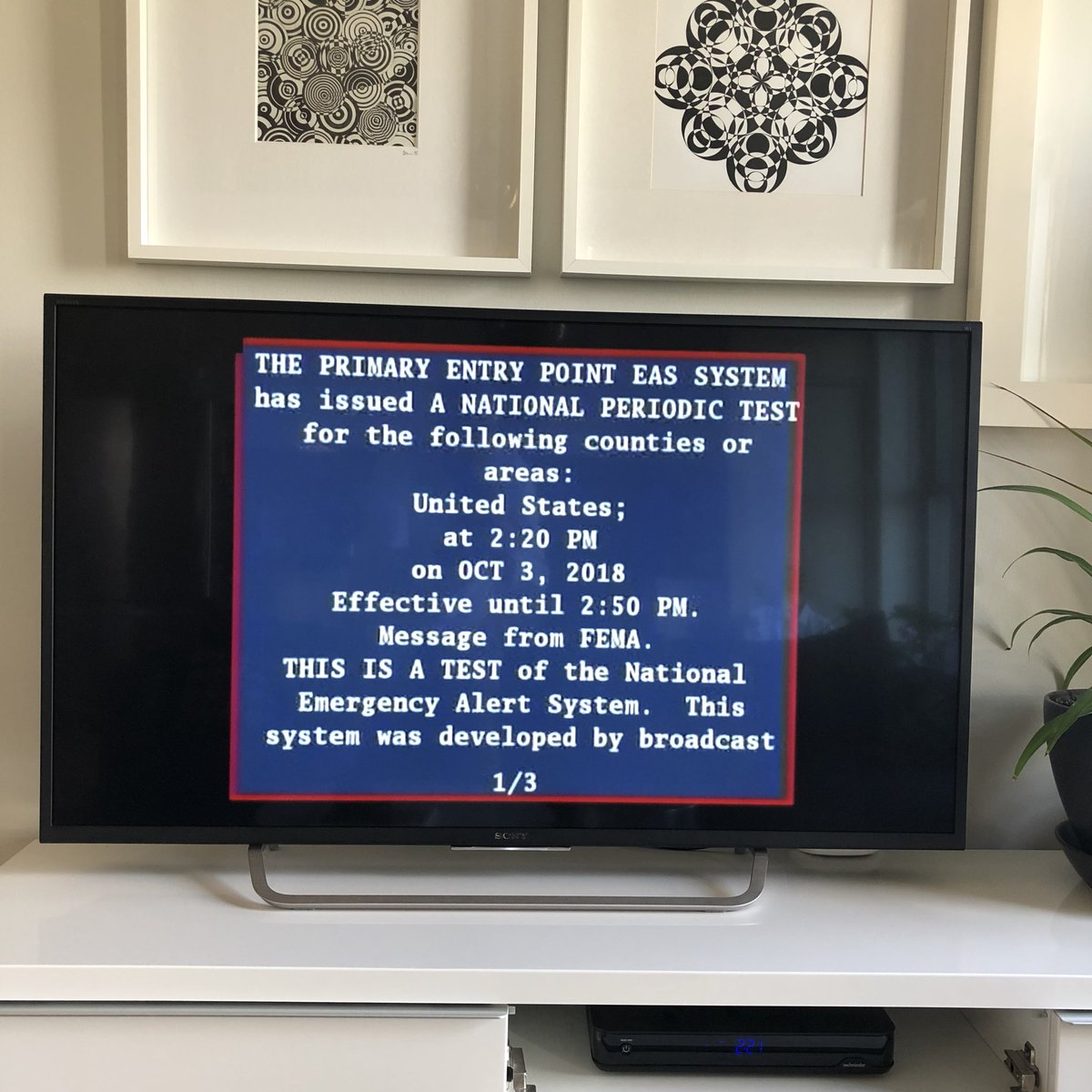 ItsSeansTweets's tweet photo. This on my phone... and this on my TV.

#PresidentialAlertSystem  #PresidentialAlert #NWEAS #NationalWirelessEmergencyAlertSystem https://t.co/rACZvR63wo