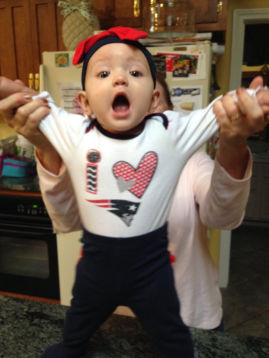 hollslee's tweet photo. Baby Stella scores her first #touchdown 🏈 💪 ⁦@Patriots⁩ #PatriotsNation https://t.co/x1ploXNk3A