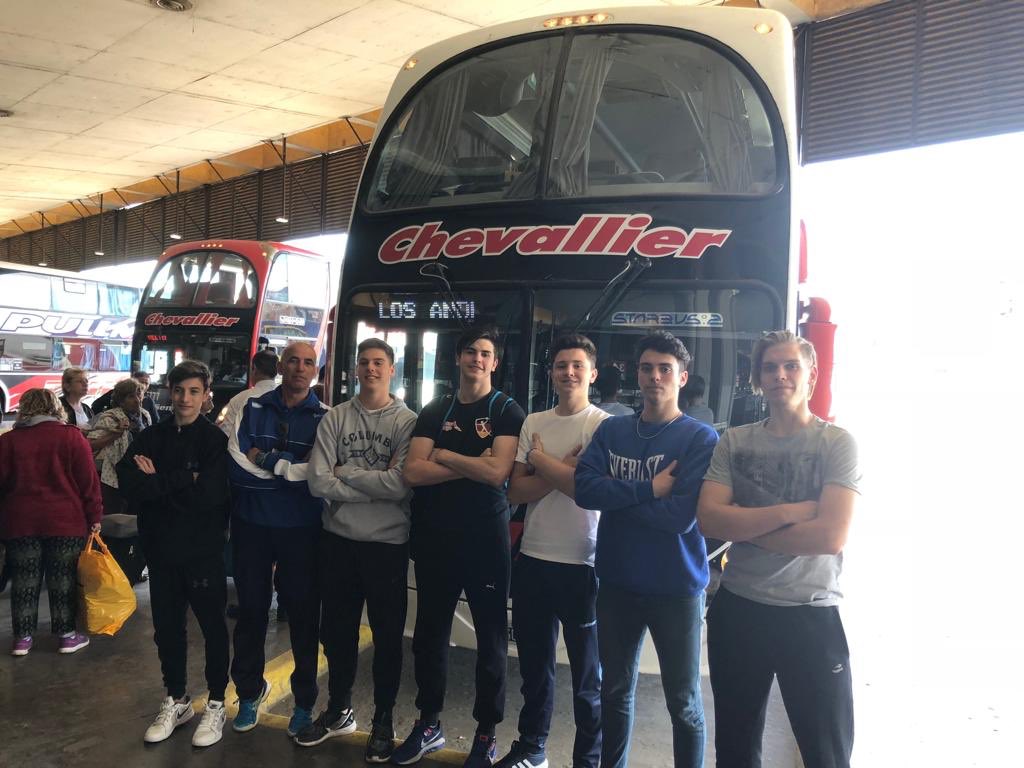 femebal's tweet photo. #ProHand 🤾‍♂️

La delegación del prohand viaja rumbo a Cinco Saltos, donde se llevará a cabo una centracion hasta el domingo 7 de octubre. 

Gracias @Nuevachevallier por el traslado de nuestros deportistas 🚌 https://t.co/f8XhXviE0k