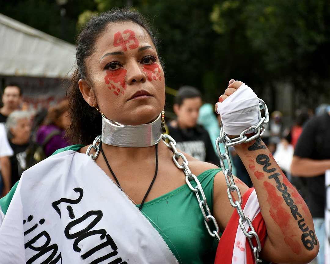 KitusOnline's tweet photo. Hace 50 años, en Tlatelolco (México), miles de estudiantes se juntaron para protestar contra el autoritarismo. Cientos murieron, hasta hoy nadie ha sido condenado. 
Ayer se juntaron miles de personas para conmemorar los 50 años de la matanza.
#50anosdel68 #Nuncamas #Tlatelolco https://t.co/3hvDCVYLu1