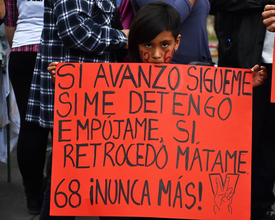 KitusOnline's tweet photo. Hace 50 años, en Tlatelolco (México), miles de estudiantes se juntaron para protestar contra el autoritarismo. Cientos murieron, hasta hoy nadie ha sido condenado. 
Ayer se juntaron miles de personas para conmemorar los 50 años de la matanza.
#50anosdel68 #Nuncamas #Tlatelolco https://t.co/3hvDCVYLu1