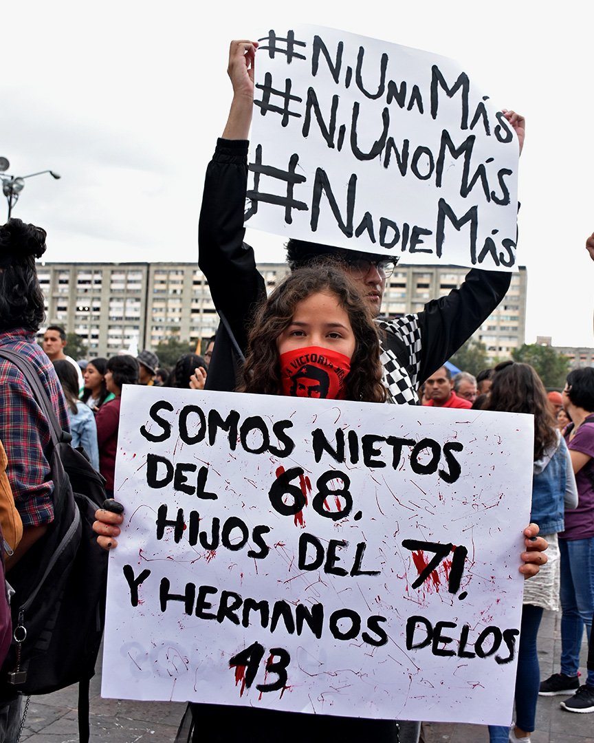 KitusOnline's tweet photo. Hace 50 años, en Tlatelolco (México), miles de estudiantes se juntaron para protestar contra el autoritarismo. Cientos murieron, hasta hoy nadie ha sido condenado. 
Ayer se juntaron miles de personas para conmemorar los 50 años de la matanza.
#50anosdel68 #Nuncamas #Tlatelolco https://t.co/3hvDCVYLu1