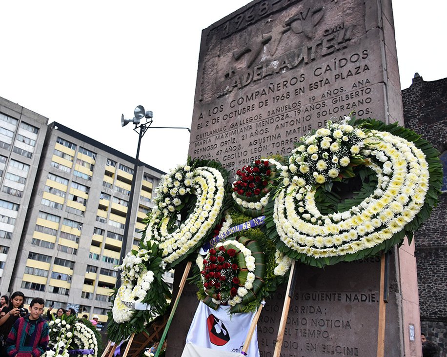 KitusOnline's tweet photo. Hace 50 años, en Tlatelolco (México), miles de estudiantes se juntaron para protestar contra el autoritarismo. Cientos murieron, hasta hoy nadie ha sido condenado. 
Ayer se juntaron miles de personas para conmemorar los 50 años de la matanza.
#50anosdel68 #Nuncamas #Tlatelolco https://t.co/3hvDCVYLu1