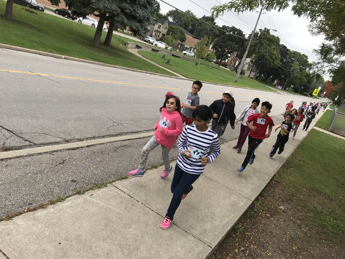 mrjleeclassroom's tweet photo. Terry Fox today @McKeeSchool @LC2_TDSB @TFFSchoolRuns @tdsb https://t.co/y1EukOeo5z
