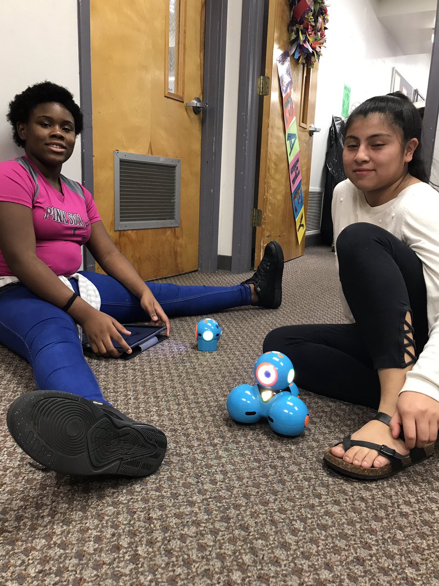 PrincipalCook's tweet photo. Programming our robot at Southside. https://t.co/X3bdQwl28e