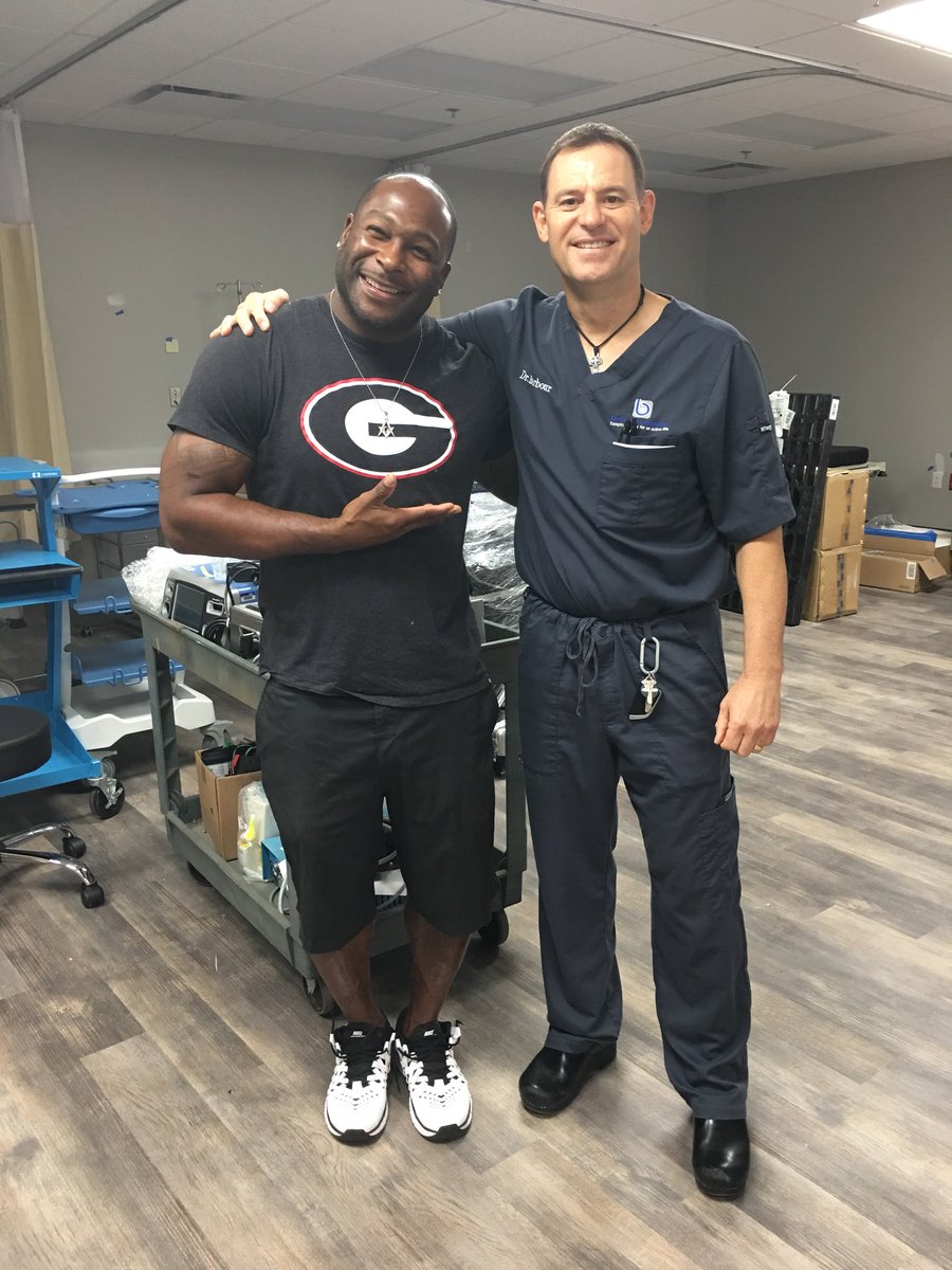 Scottbarbourmd's tweet photo. #BarbourOrthopaedics💉

Showing my friend our new #SurgeryCenter

Former Pittsburgh Steeler &amp; Georgia Bull Dog #VerronHaynes🏈

#Atlanta
#PlateletRichPlasma
#PRP
#StemCells
#OrthopaedicSurgery
#SportsMedicine https://t.co/IznBPyeT1M
