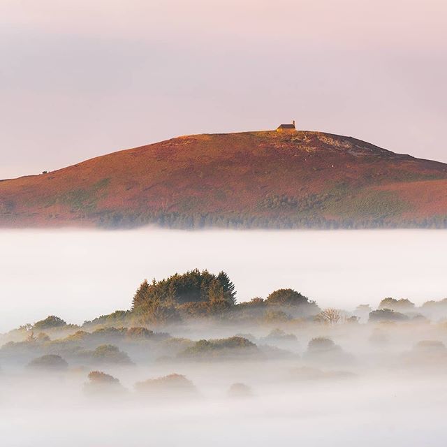 #myfinistere - L'automne est là... 🍂 Merci @mathieurivrin_photographies pour cette magnifique photo du Mont Saint-Michel de Brasparts ❤ #finistere #bretagne #france #brittany #visitfrance #igersfrance #saintmicheldebrasparts #monsdarree #francefr #vi… ift.tt/2DUjdQO