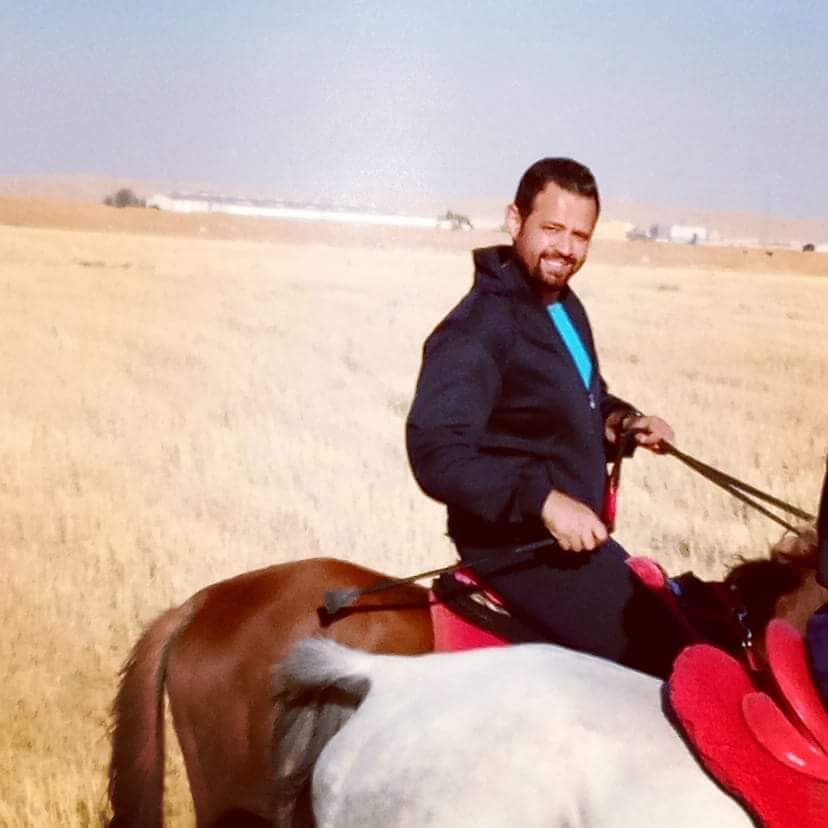 أَعَزُّ مَكَانٍ في الدُّنَى سَرْجُ سَابِحٍ

وَخَيْرُ جَلِيْسٍ في الزَّمانِ كِتابُ