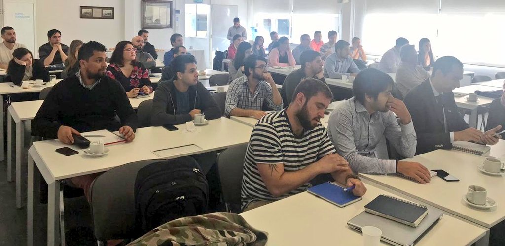 EntidadEnlace's tweet photo. 🔧Segunda Jornada del “Curso Intensivo Portuario” dictado por #CENCAPOR
🔧En total seran cuatro jornadas intensivas sobre puertos y su funcionamiento
#PuertoLasPalmas
@domingopeppo
@echezafabian
@OcampoAlc
@pacozisuela
@PuertoBsAs https://t.co/jnHyfuN8oT