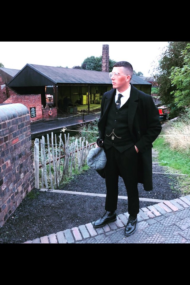 Royshort15's tweet photo. Me Peaky mate Ryan. What a smoothy, looking rather Thomas Shelby esc with those round glasses on. Get in there my boy, full respect to you x https://t.co/kj3sGM0i2s