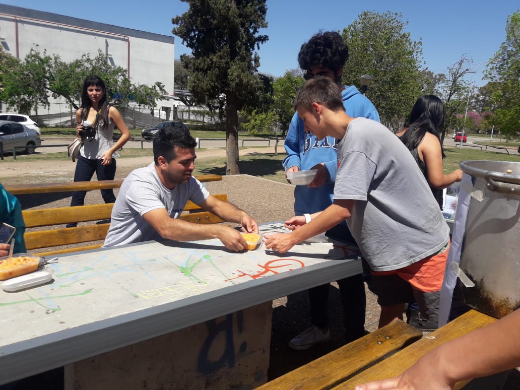 conhambre_no's tweet photo. [#AHORA] Les compañeres de #Cordoba están haciendo una Olla Popular en Ciudad Universitaria, con hambre no se puede estudiar. https://t.co/TqEZgcEsOe