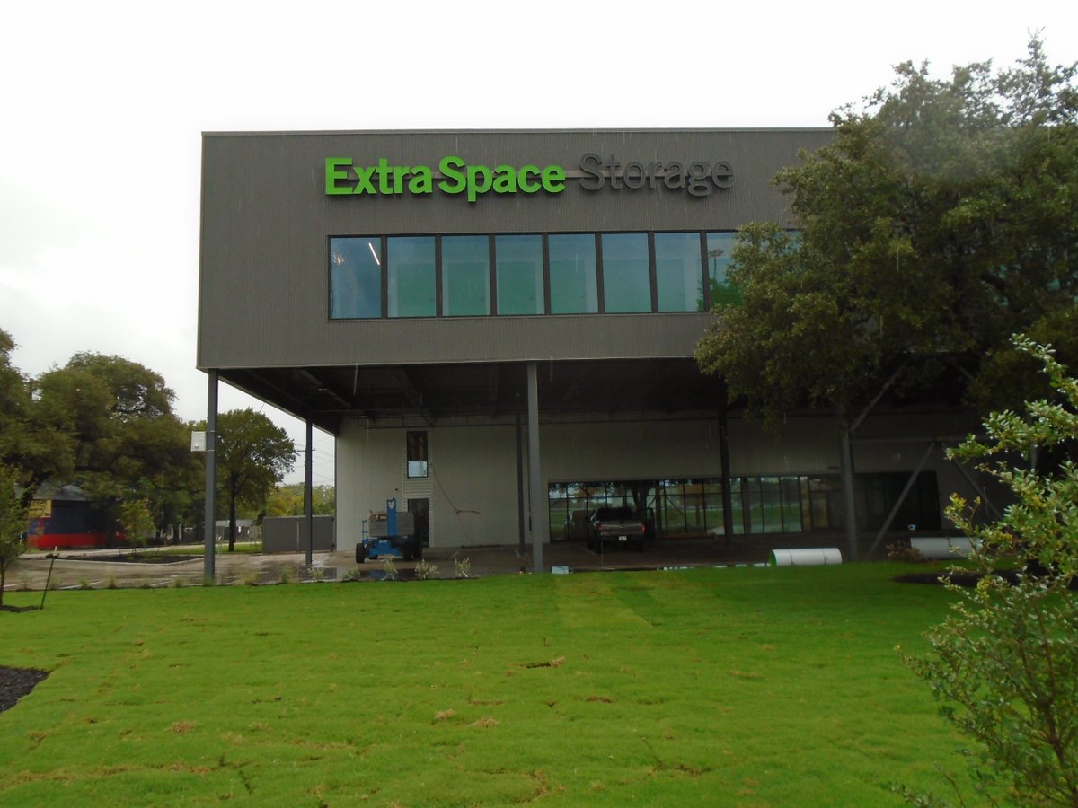 SCA_Sign_Group's tweet image. Rain or shine, we get the job done! Extra Space Storage signage went up in Austin at their Boston Lane location. #austintx #signshop #signinstaller #houstonbusiness #scasigngroup #signlife #wonderfulwednesday #extraspacestorage