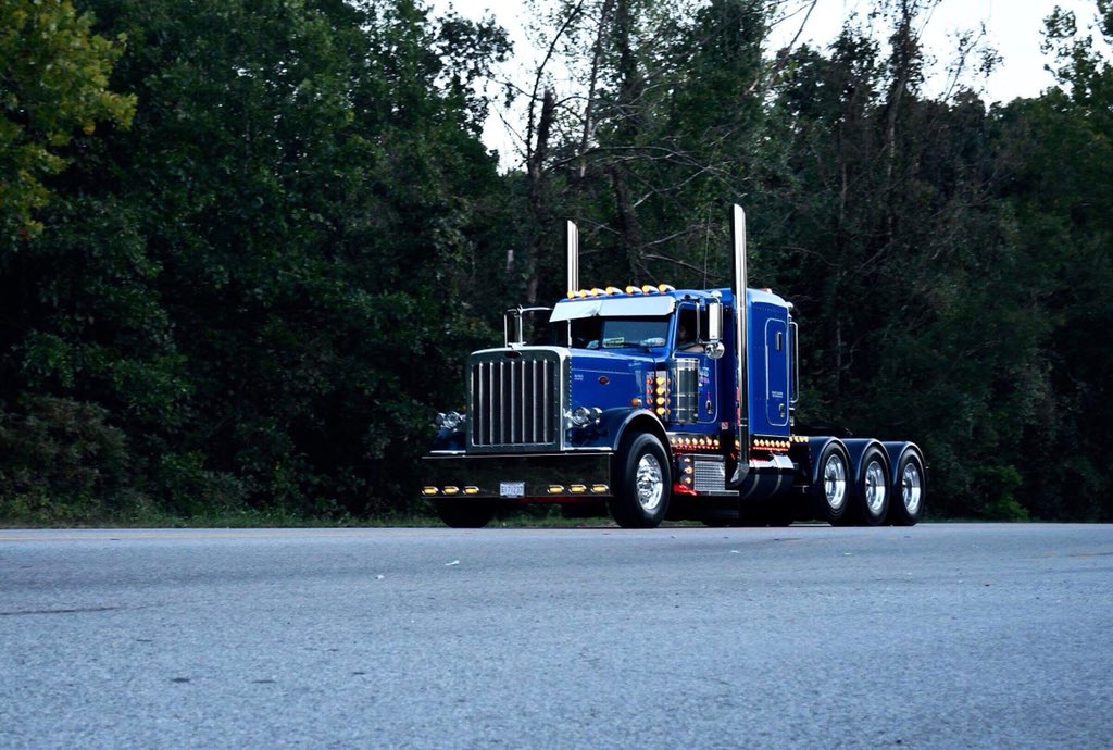 JacksChrome's tweet photo. Stunning heavy haul truck with some very nice #miters. Slick truck! @PeterbiltMotors https://t.co/ktMbjltAuA