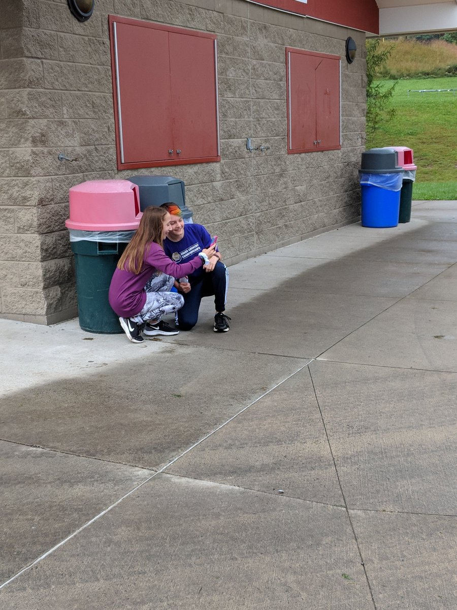 LaurenCollister's tweet photo. Phones in PE?! Students participating in a Selfie Hike Race and responded with a Flipgrid. Thanks @MdingmanB for the help! #whatsnewmustangs #marcelluscsd #physed #pegeeks #drivermiddle https://t.co/qdI0AEEbvl