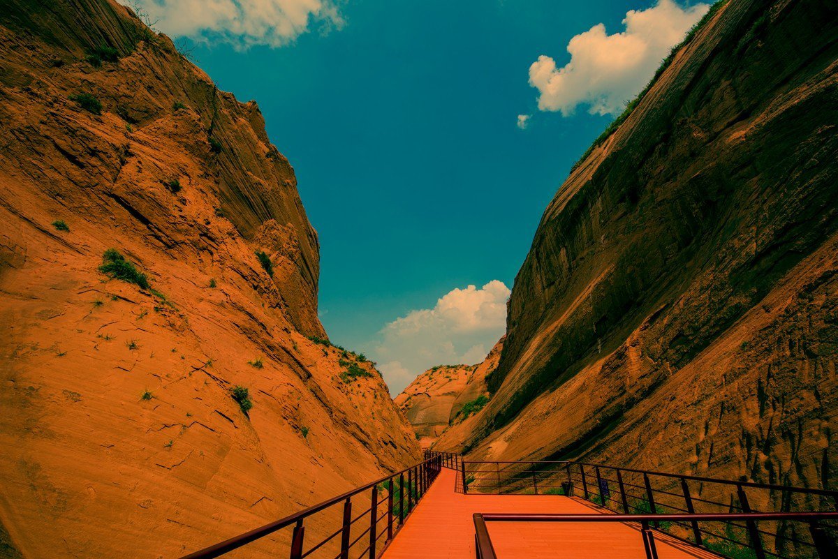 simontourcom's tweet photo. Longzhou Bolang Canyon situated in Jinbian County, Shaanxi Province of China. The Canyon consists of huge sand tunes that have started to deposit since one hundred and fifty million years ago in Jurassic Period. You cannot help but exclaiming superlative craftsmanship of nature. https://t.co/CzKMyTKBSH