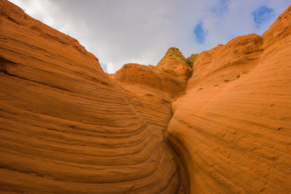 simontourcom's tweet photo. Longzhou Bolang Canyon situated in Jinbian County, Shaanxi Province of China. The Canyon consists of huge sand tunes that have started to deposit since one hundred and fifty million years ago in Jurassic Period. You cannot help but exclaiming superlative craftsmanship of nature. https://t.co/CzKMyTKBSH