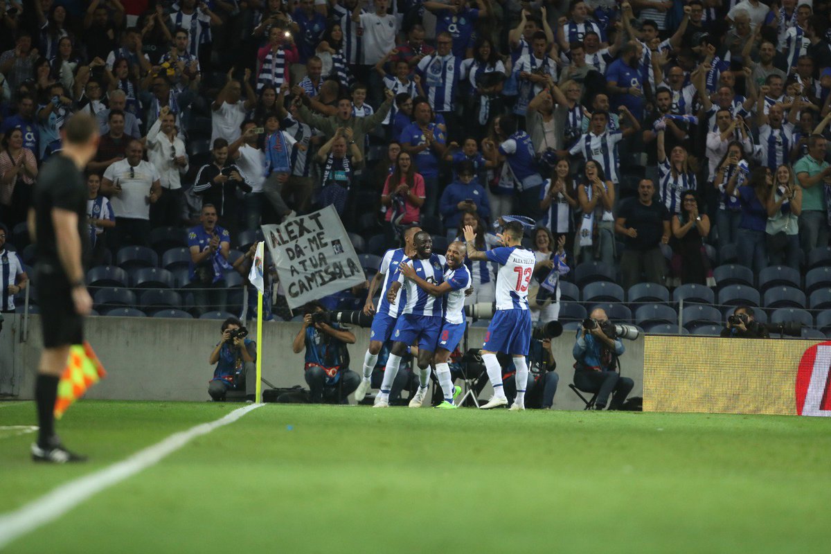 Marega celebra el gol con sus compañeros.