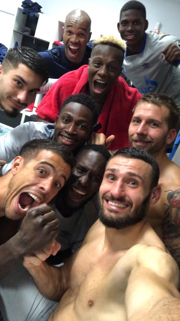 fdisanto9's tweet photo. Nach längerer Zeit haben wir drei Punkte in der Champions League geholt. Wir sind auf dem richtigen Weg! Auf geht’s!!! 🔵⚪🙌
Después de un largo tiempo conseguimos 3 puntos muy importantes en @championsleague. Vamos por el buen camino, a seguir así!!! 🔵⚪️🙌
#S04 #FDS9 https://t.co/rSu8AuPs1e