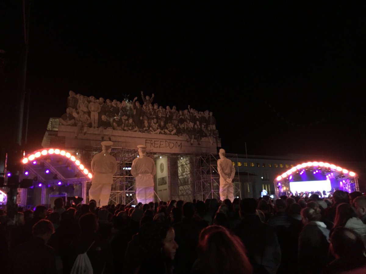BerlinTourism's tweet photo. Berlin celebrates the Day of German Unity @TDE2018Berlin!🎉 Great atmosphere at #1HEIT - the Concert 🎼 at #BrandenburgerTor. 🎤✨ #nurmiteuch #TDE2018 https://t.co/lV4G30rRqH