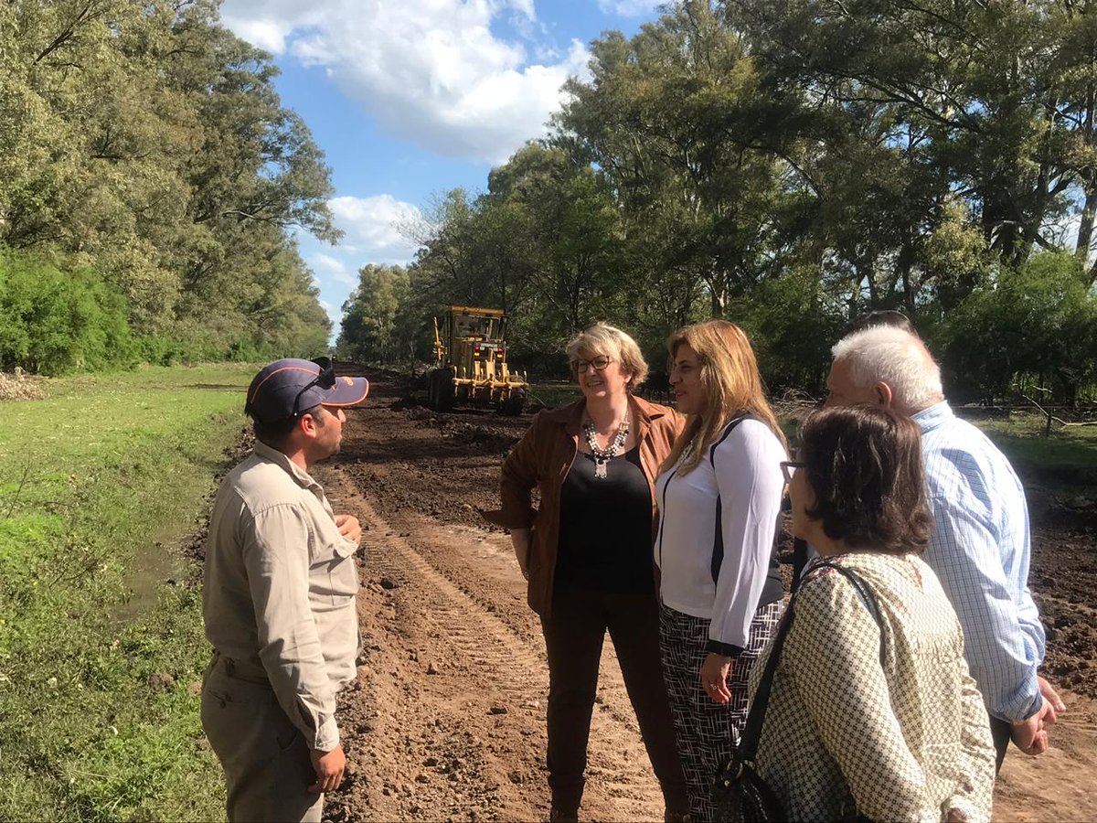 SandraParisYA's tweet photo. Recorrimos junto a @MariaGallea y @angel_lavie las obras del Camino del Tatú. En estos días las maquinarias trabajan en el KM 14 de la ruta 193 para hacer el camino alternativo, y así poder iniciar la obra original. https://t.co/y1LKW9uhg3
