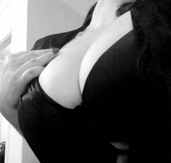 heavenopleasure's tweet photo. #грудь #вырез #красивыедевушки #горячая #порнофото #сиськи #chest #booty #titsout #monochromatic #hot🔥 #sexy #followforfollowback #подписказаподписку https://t.co/Yj158TzZJE