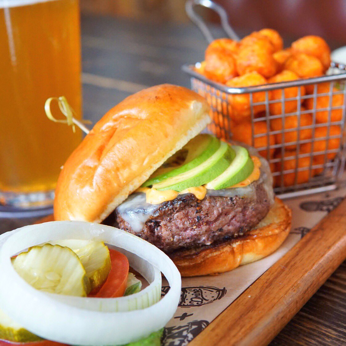 $5 burger. $5 draft. No other words necessary! 😍🍔🍺 Every Wednesday at 7 PM, only at #theAVENUEdtsp.