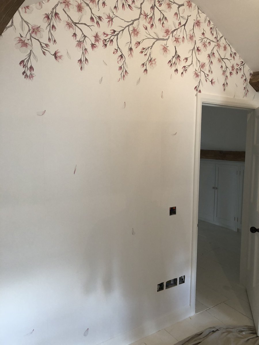 tpdecsboss's tweet photo. Couple of different papers going up for a good client in the Cotswolds over the last few days. #Cotswolds #qualitywallpapers #firstimehangingboth https://t.co/T3myNgDJTh