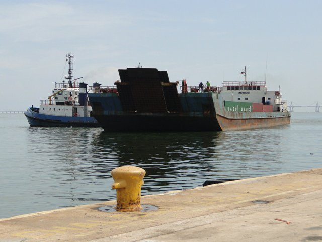 PuertoMCBO's tweet photo. #SeguimosTrabajando #3Otc Trabajadores de @BolipuertosMCBO realizaron operaciones de amarre al buque DOÑA JOSEFA, atracado en el muelle 9 de la terminal portuaria marabina #100DíasEnSobreMarcha #PlanDeAltoImpacto #MisiónTransporteSomosTodos #VenezuelaProduce https://t.co/zyAFsiPOU8