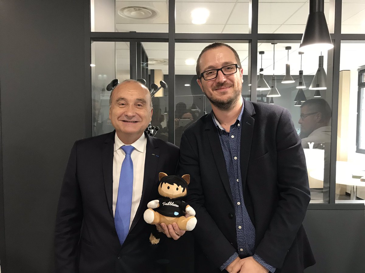 TaskForceNE's tweet photo. Après avoir signé un partenariat avec la région @hautsdefrance, @thomasbuberl et @Jacques2Peretti en ont profité pour venir échanger avec les collaborateurs d’@AXAFrance. #Astro et la @TaskForceNE en ont profité pour les rencontrer #AXAisatrailblazer #SF10000
@SalesforceFR https://t.co/O7P1GqotoW