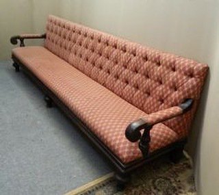 atheyantiques's tweet photo. Very large waiting room settee... perfect seating for use in a pub, hotel, restaurant ... or even a waiting room !! #atheyantiques #waitingroomsettee #pubseating #restaurantseating #longsofa #interiordesign #antiques https://t.co/yTf13IBVXv https://t.co/h8FQkLbscg