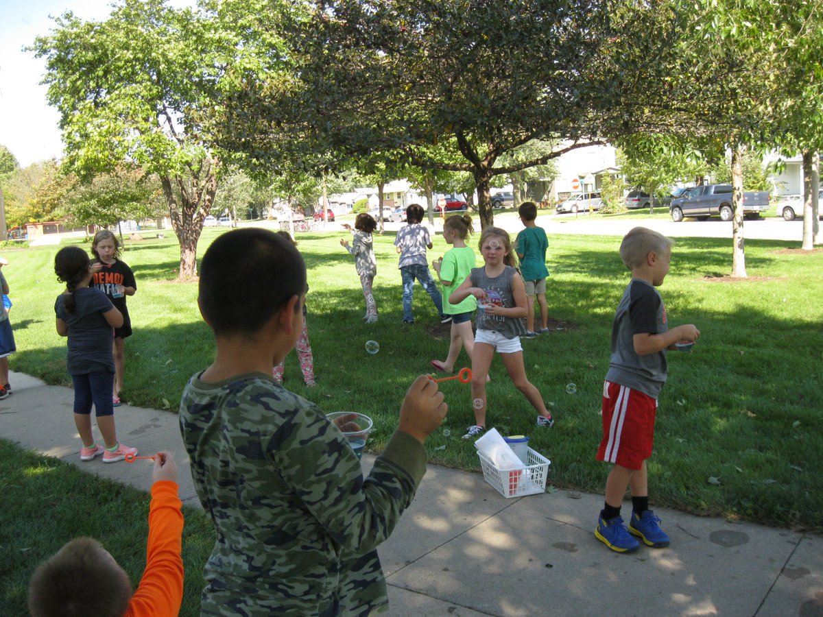js_murphy66's tweet image. Blowing bubbles is a fun way to show which direction the wind is blowing!  #washpride