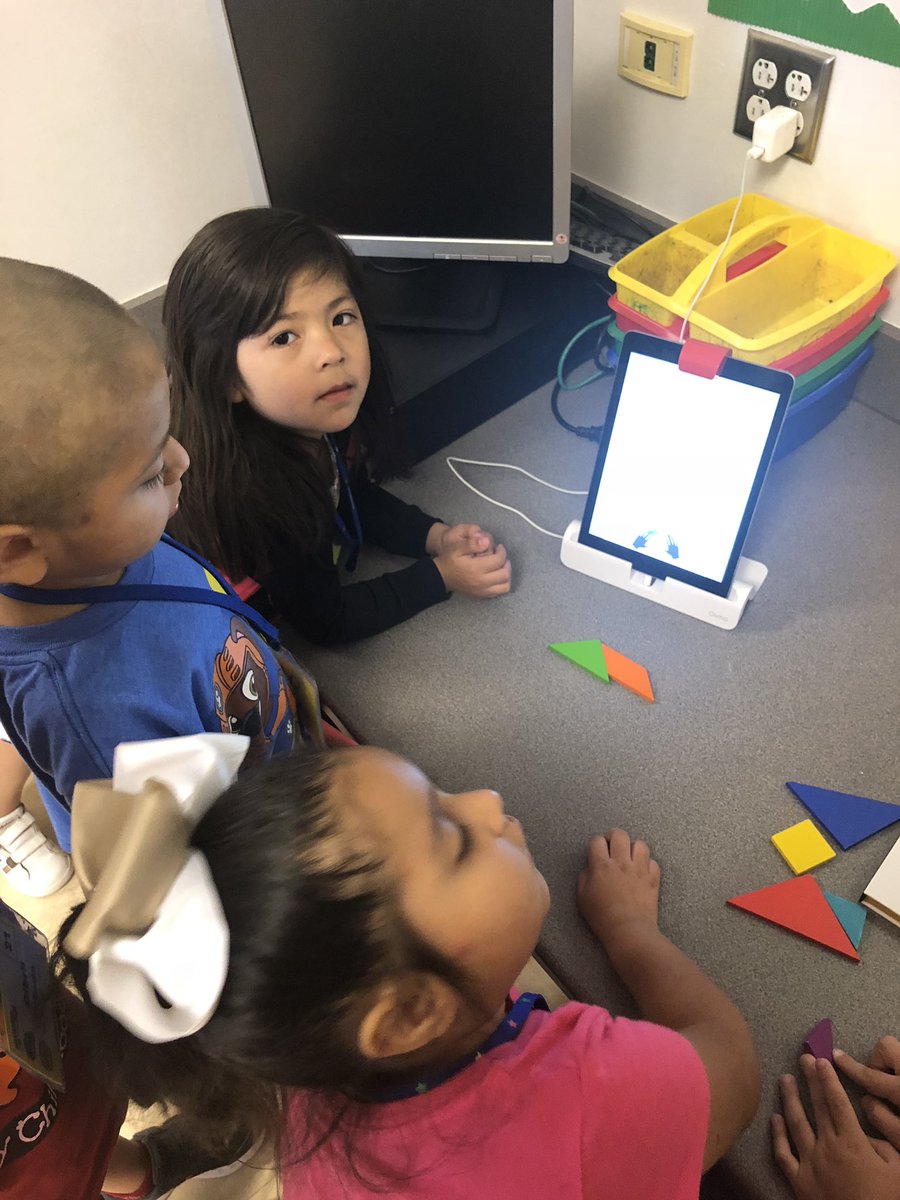 Tobi0822's tweet image. @PlayOsmo Ss are learning to match tanagrams to make shapes. @FARIASECC @HISDEdTech @HISDECH @vdelgadofarias #TechnolgyRocks