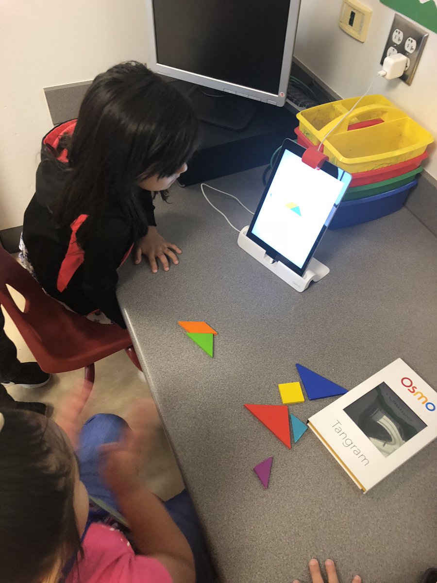 Tobi0822's tweet image. @PlayOsmo Ss are learning to match tanagrams to make shapes. @FARIASECC @HISDEdTech @HISDECH @vdelgadofarias #TechnolgyRocks