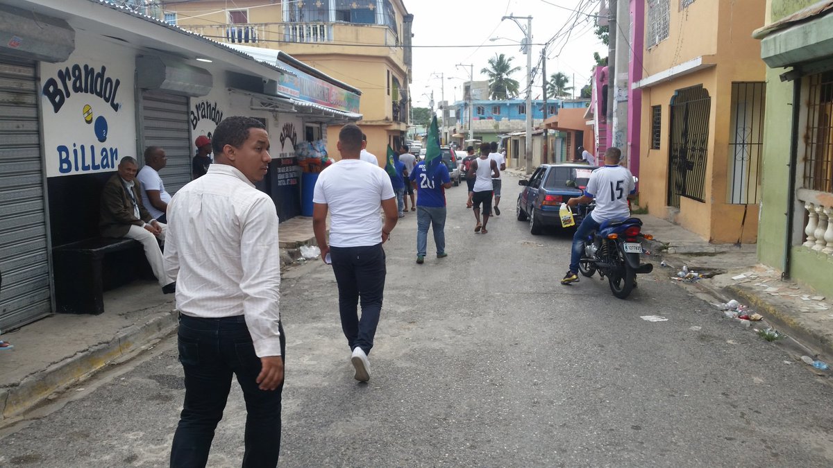 FalpoDN's tweet photo. FALPO reparte volantes en Villa Duarte, concientizando sobre la situación actual con las constantes alzas en los precios de los combustibles y como eso impactaría los productos de la canasta familiar. @FALPOsfm  @FelabelSede https://t.co/03oQH6wsxw
