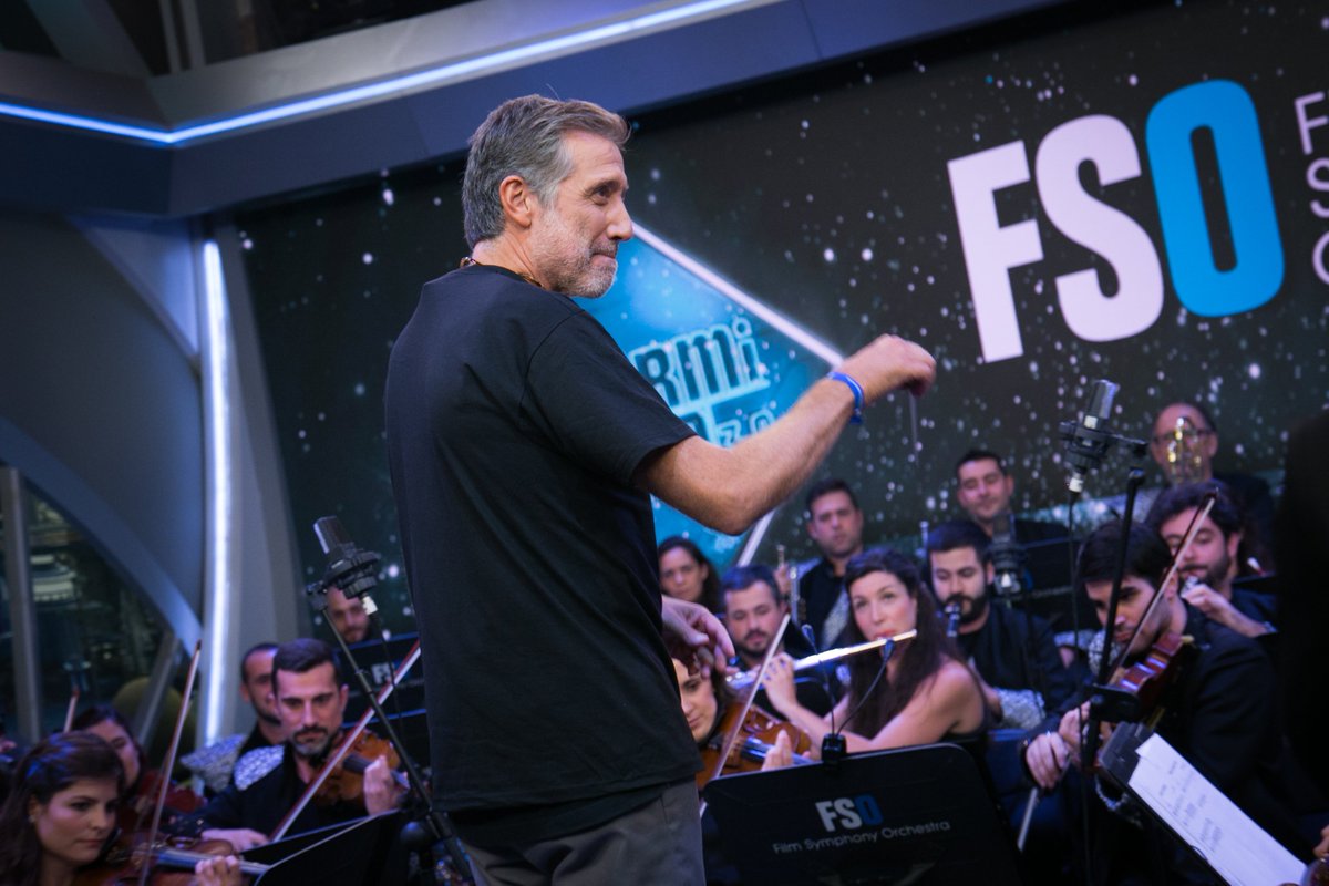 El_Hormiguero's tweet photo. ¡MOMENTAZO! #EmilioAragón dirige su propia composición - Médico de Familia 👨‍⚕️ #EmilioAragónEH https://t.co/D1LBy0HIwy