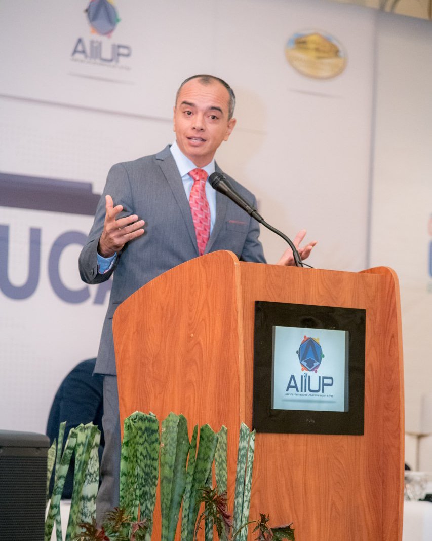 embajadaporpaz's tweet photo. "¡Qué importante que desde la educación, desde las instituciones de educación superior, podamos impulsar y proyectar una cultura de paz," Dr. Julián Aguilar #CUMIPAZ #EducacionIntegral https://t.co/1IlIbzTpPO
