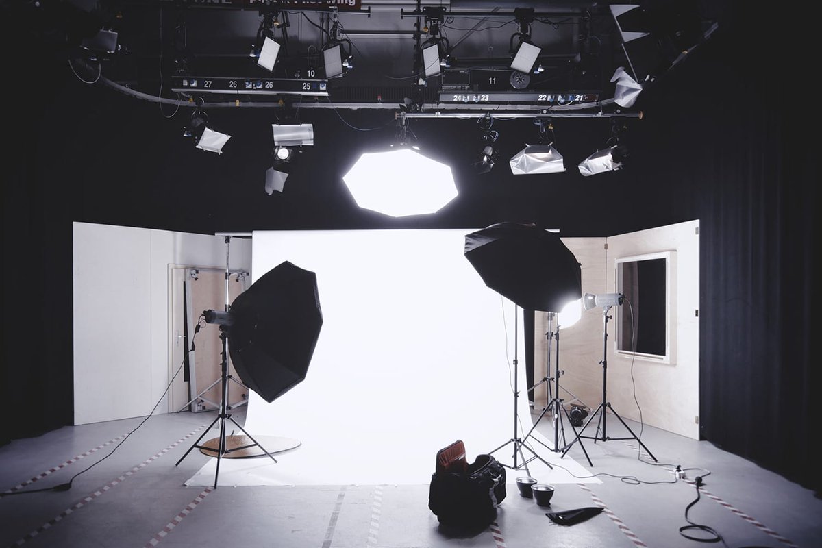 RedPhantom's tweet photo. How to set up basic three-point lighting for professional-looking portraits
https://t.co/4NYy53mN3L #threepointlighting #photographytips #phototechnique https://t.co/JrITIB5e6O