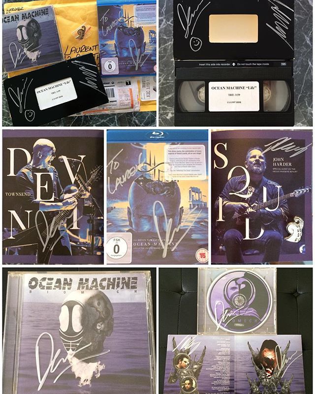LeDevinCircus's tweet image. Merci beaucoup à John ‘Squid’ Harder &amp;amp; Devin Townsend, ainsi qu’à Rod Harder 🙏✨
•
•
•
•
•
•
#OceanMachine #Life #DevinTownsend #JohnSquidHarder #rare #VHS #Devin #autograph #SquidstockToo #Collector #HolyGrail #DevinMania ift.tt/2QuT3Wx