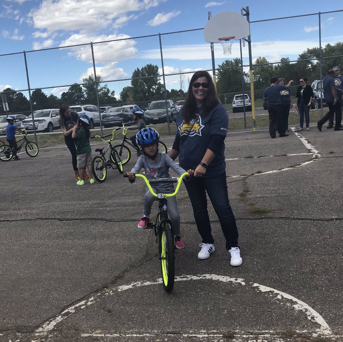 MKroge's tweet photo. @JohnsManville @JMRoofingSystem  spending the afternoon giving back to our community in #Denver with Wishes for Wheels building bikes for kids #JMGlobalCommunityDay 🙏 https://t.co/roBDnbVwUJ