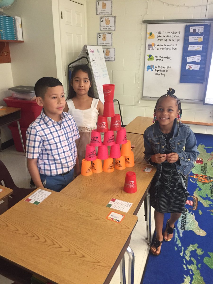 ChalkleyPE's tweet photo. Enjoying picture day in the classroom! #SpeedStack #freestyle https://t.co/xAwJ2W6hnV