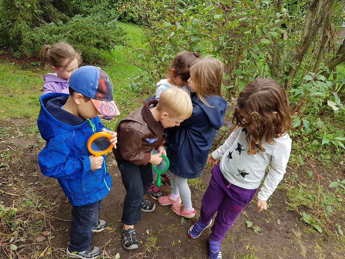 Miss Szicsak's JK/SK class doing some inquiry-based learning in the nature park today. #APPLEProud #tvdsb #outdoorlearning #inquirybased @tvdsb @ArthurFordPS