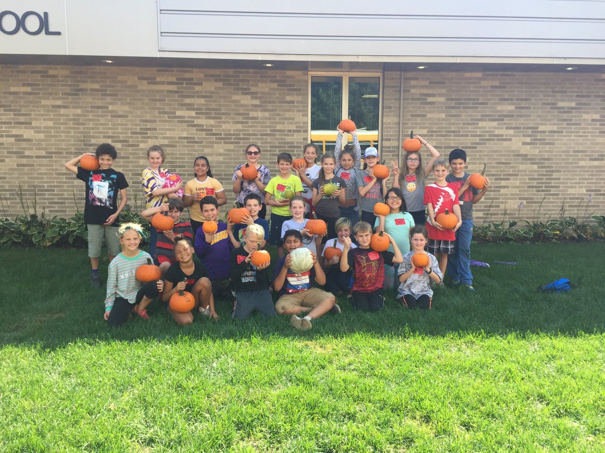 OneGoalin5th's tweet photo. We had a GREAT time at Richardson's Farm today on our field trip! Perfect weather, conquered the maze, and even got to bring home our own pumpkins! @RobertCS118 #rcs118life #d118life #tonsofsmiles #fallishere #makingmemories https://t.co/CPeuGy6LOs