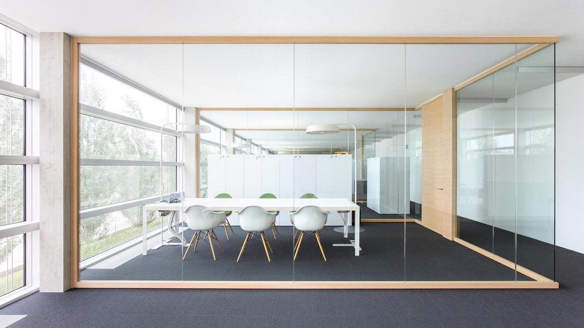 EurospacePR's tweet photo. Paneles de vidrio templado y laminado con excelentes propiedades acústicas. Certificado en la resistencia de impactos, realza la estética elegante y minimalista. https://t.co/NbhDErxZup