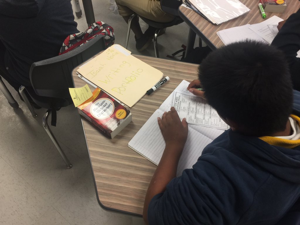 luisguillory4's tweet photo. Awesome writing instructions at Zumwalt Middle in Ms Taylor's classroom!! https://t.co/fQRNwiC39y