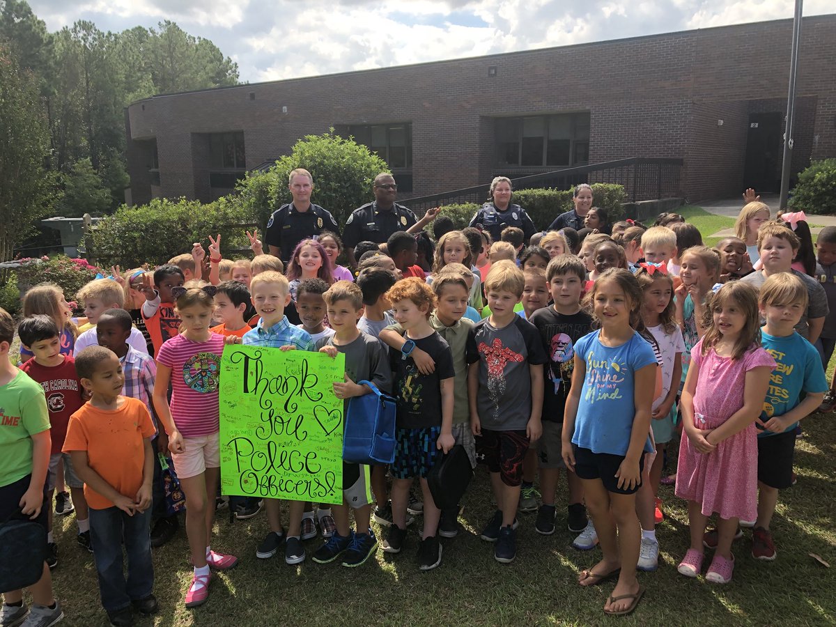 LES Second graders thanking our officers for all they do! 
#iblearning #LESlearners @lexingtonelemsc