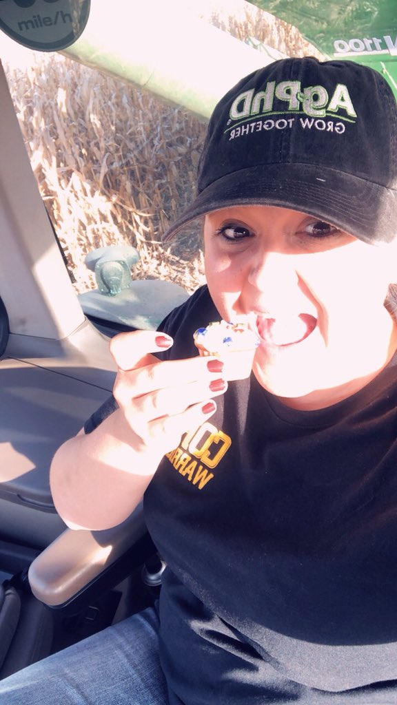 5genfarmer's tweet photo. Sales Agronomist @kenzcain sure knows the way to a farmers heart! #homemade baked goods! #winning #heftyyields #harvestgoodiebags #myagronomistisbetterthanyours https://t.co/E5Co7rZ68f