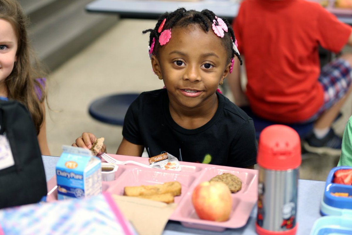 HanoverSchools's tweet photo. CELEBRATING OUR LOCAL FARMERS! Farm to School Day was a delicious success. Students enjoyed a kale salad, baked sweet potatoes, and fresh apples from local farmers. #InspireEmpowerLead #atraditionofexcellence @VDOESNP #farmtoschool #VACrunch https://t.co/5wXaZ6k7HB