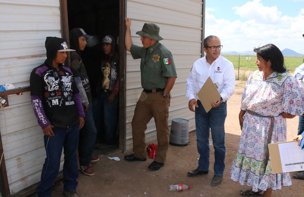 ComSocChih's tweet image. Ante representantes del Programa de Atención a Jornaleros Agrícolas Migrantes productores agrícolas de #Ojinaga plantearon proyectos en beneficio para trabajadores del campo que son contratados en la pizca de chile, algodón, cebolla y sandía. #Projam  Más: bit.ly/2IAgM4P
