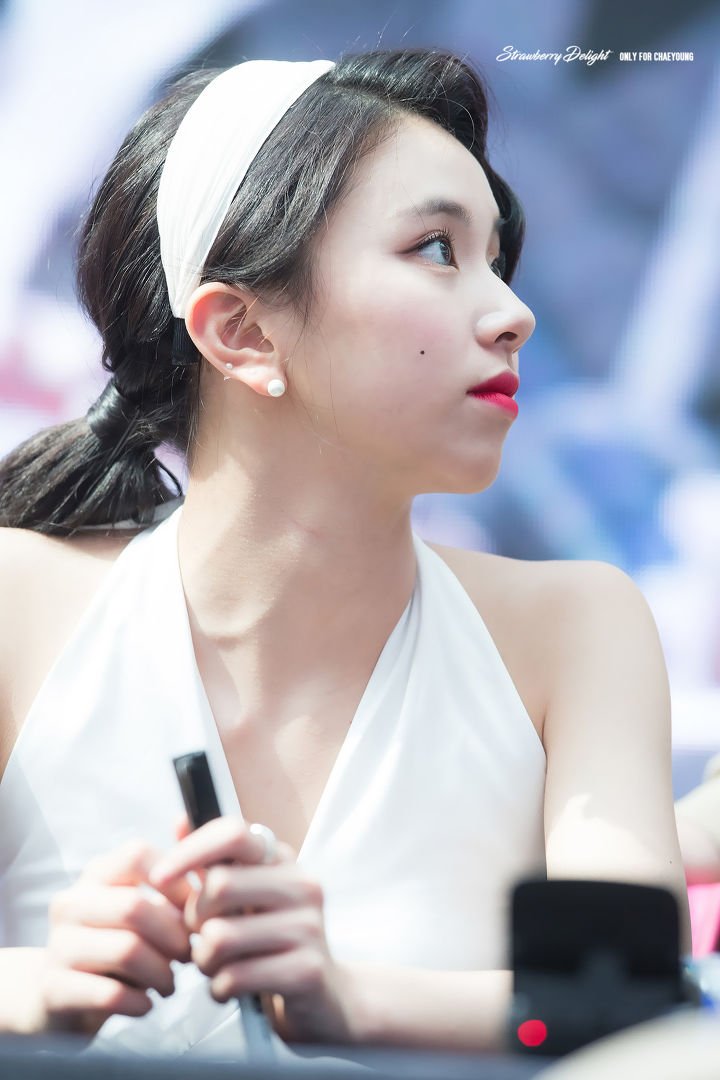 47. 우희진 아까 제가 헬레나 본햄 카터 적은 것 같은데 우희진씨 좀 헬레나 느낌 아닌가요... 옛날 얼굴이 하나도 안 변하고 그대로라는 것도 너무...