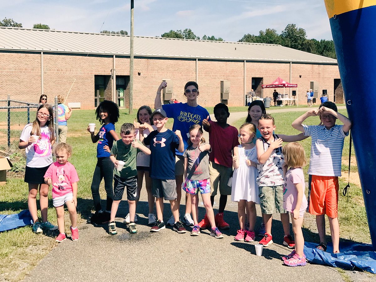 acummingsedu's tweet image. It was a great day in Wildcat Country! #colorrun2018 #lovebluelivegold